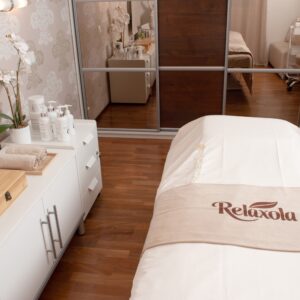 RelaxolaInterio_Square1 Siisti ja rauhallinen kauneushoitola, joka tarjoaa syvärentoutushoitoja ja laadukkaita kasvohoitoja.